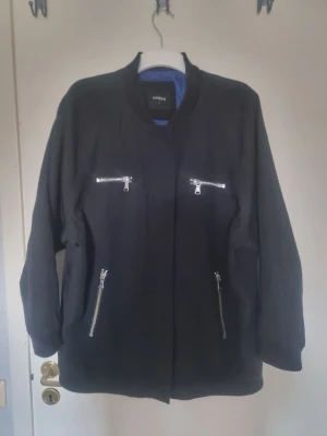 Svart damjacka stl Large Lindex - SVART VÅR , HÖST JACKA  TYP BOMBERJACKA FRÅN LINDEX  OVERSIZE  RYMLIG LARGE SOM XL.  BYSTMÅTT 130 CM OCH 79 CM LÅNG. MKT BRA SKICK 