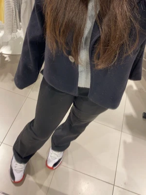 Lågmidjade kostymbyxor - Säljer dessa otroligt fina kostymbyxorna från Bikbok då dem är för stora. Har bara används en gång och är i nytt skick! Dem kommer i storlek 38 och är lågmidjade. Dem passar i S/M! Köpta för 499kr.