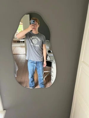 Grå Abercrombie & Fitch t-shirt, storlek L - Abercrombie&Fitch tröja säljes pga storlek, står som XL men skulle säga L. Superfint skick. Hör av er vid frågor eller funderingar!🙌 använd gärna Instabox som leveransmetod📬
