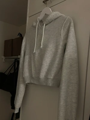 Croppad hoodie - Croppad hoodie från Nelly