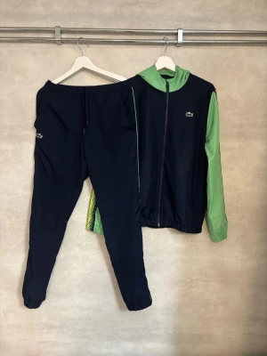 Lacoste tracksuit  - Lacoste tracksuit i en snygg ljusgrön färg, i mycket fint skick. Ett stilrent och exklusivt set som passar perfekt till både vardag och en sportig look.  • Jacka: S, passar även XS beroende på önskad passform • Byxor: XS • Skick: Mycket fint / nästintill nytt skick • Färg: Ljusgrön • Säljs som komplett set  Skickas snabbt!📦