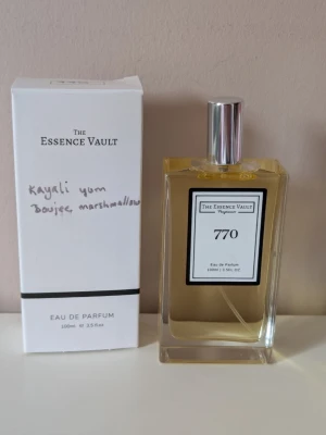 Parfym The Essence Vault nr 770 Eau de Parfum - Parfym från The Essence Vault nr. 770. Doften beskrivs som inspirerad av Kayali Yum Boujee Marshmallow. Flaskan rymmer 100 ml. Testsprayad några gånger. 