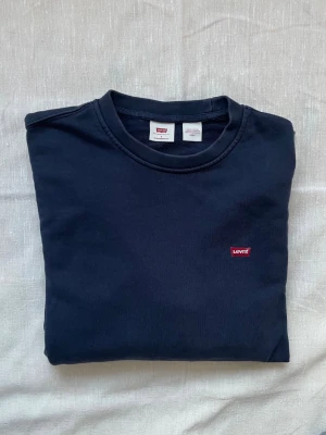 Mörkblå Levi’s tröja | S - Tröja i marinblå färg från Levi’s | Skick: Mycket bra | Strl: S | Hör av dig vid funderingar⁉️ 