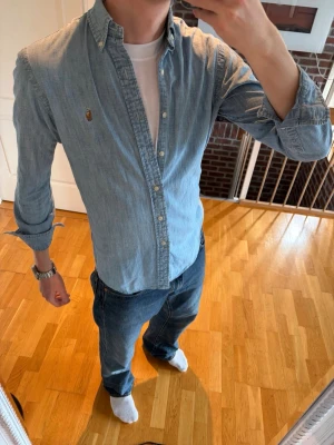 Ralph Lauren skjorta  - Ljusblå skjorta från Ralph Lauren. Storlek M, pris: 599 kr 