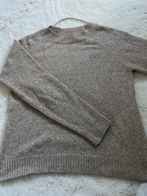 Beige stickad tröja från Vero Moda