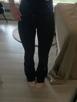Jeans - Jeans med medelhög midja, fint skick! Är öppen för prisförslag!