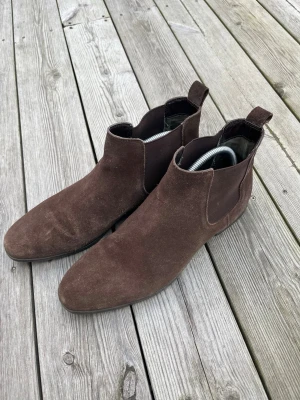 Bruna Chelsea boots  - Riktigt snygga bruna Chelsea boots i mocka. Storlek 43