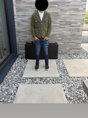 Domdup George Jeans  - Dondup George Skinny Fit jeans i mörkblå tvätt, storlek W34. Stilren modell med smal passform och stretch. Personen som bär byxorna är 189 cm lång och väger ca 76 kg. Jeans i fint begagnat skick med normala spår av användning. Nypris ca 3 000 kr.