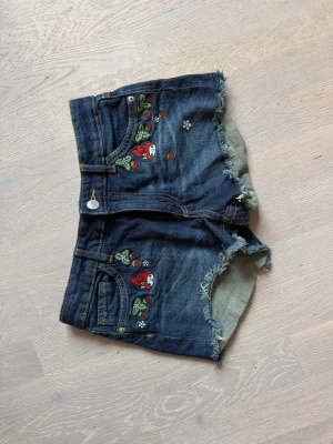 Jeansshorts my melody sanrio - Jättefina my melody shorts från hm, perfekt för den som älskar sanrio och mymelody med blommor på fickorna. Slutsålt i butikerna.
