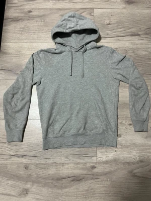 Grå hoodie - Fräsch hoodie med go passform.