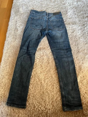 Blå raka jeans från Replay - Säljer ett par riktigt feta replay jeans som passar perfekt nu inför hösten. Tveka inte att skriva ifall du har frågor!!!
