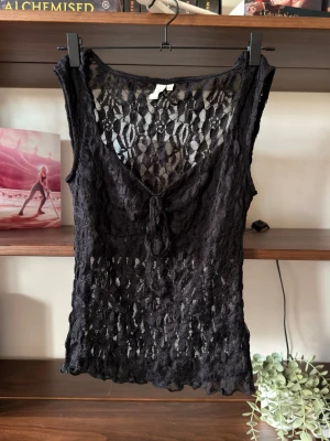 Svart spetstopp ||  Nelly - Lace topp från Nelly i storlek S, band med rosett finns på framsidan vid byst, supersnygg till allt från utgång till dejt eller en kväll med tjejerna!                                 ⭐️Säljes i nyskick, utan defekter & slitage (oanvänd)                                                                                    💭Har du frågor? Skriv på annonsen och jag svarar så fort jag kan!