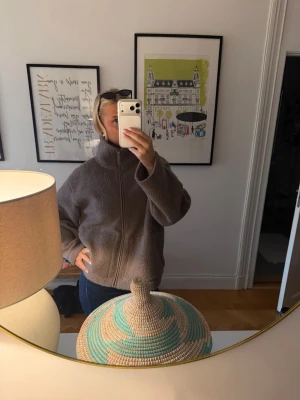 Beige/ brun teddyjacka med hög krage - Mysig beige teddyjacka med dragkedja och hög krage. Jackan har en avslappnad passform och är tillverkad i fluffigt teddy-material som håller dig varm. Perfekt för kyliga dagar och enkel att matcha med olika outfits. Den är i strl XXL så den är lite större som man ser på bilden men passar mig bra. Även skönt om man ska ha en lite större tröja under❤️