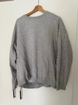 Ljusgrå oversized tröja från weekday - En grå oversized tröja från weekday. Storlek M. Mycket bra skick.