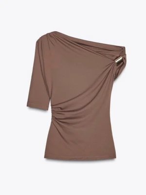 ASYMMETRISK POLYAMIDTOPPMINK - Trendig brun topp i oneshoulder-modell med trekvartsärm och snygg drapering. Toppen har en metallring på axeln som cool detalj och är gjord i mjukt syntetmaterial som sitter skönt på kroppen.