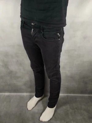 Replay Anbass - Replay Anbass Jeans • Storlek: 28/32 • Skick: 9/10 – fint skick, skavank vid skrev se bild 4 • Inkluderas: Endast jeansen • Nypris: Ca 2 000 kr • Passform: Modellen på bilden är 180 cm lång, väger 65 kg •
