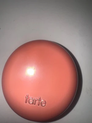 Tarte rosa kräm och puder  rouge - Säljer ett shimmrigt  rouge från Tarte i rund dosa med spegel. Rouget har en skimrig finish och kommer i en kompakt förpackning som är enkel att ta med. Perfekt för att ge kinderna en fräsch glow och naturlig färg.
