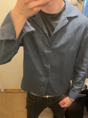 Blå Overshirt från Dobber - Säljer en stilren blå skjorta från Dobber i storlek S. Materialet känns mjukt och har en lätt struktur, perfekt för en avslappnad men snygg look. Nypris:1000kr Mitt pris 499!. Använd 2 gånger. Hör av dig vid frågor, och pris kan diskuteras vid snabb affär!