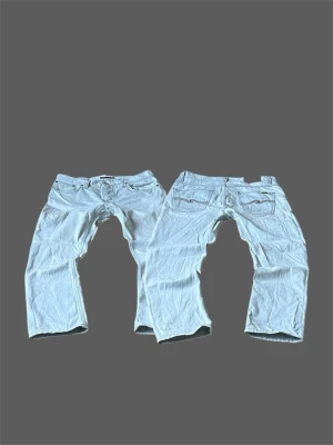 Vita Nudie Jeans Grim Tim Storlek W32 L32 - Mycket fina Nudie Jeans i vit färg. | Jeansen är i mycket bra skick och sparsamt använda. |  Äkta som allt annat jag säljer! ✅ |  Storlek: W32 L32 | Skick: Bra Skick - har en fläck vid gylfen och blivit lagade | Färg: Vit | Märke: Nudie | Modell: Jeans |   Hör gärna av dig vid frågor så svarar jag så fort jag kan! 😁 |  (SKU - 277)