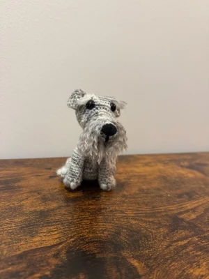 Virkat grått hunddjur - En handvirkad liten gullig schnauzer. 100% handgjord av mig!  Perfekt som dekoration eller present till någon som älskar schnauzers 