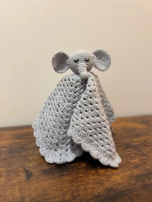 Virkad snuttefilt elefant grå - Supergullig handvirkad snuttefilt i form av en elefant. Filten är ljusgrå/blå. Perfekt som mysig kompis eller dekoration i barnrummet.