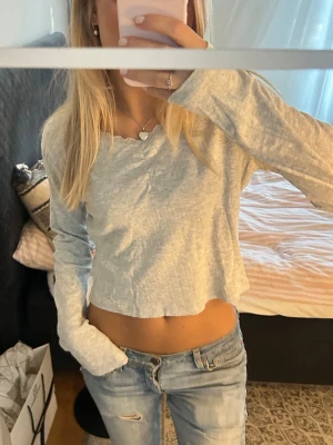 Långärmad tröja  - grå långärmad tröja med fina detaljer med liten spets som aldrig används