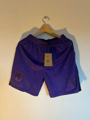 FC Barcelona borta short - FC Barcelona borta shorts, finns i både storlek S och M. Helt ny med tagg kvar 