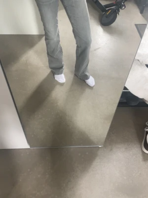 Grå bootcut med mod waist midja -  OBS jeansen är förstora för mig så därför e de lite längre och sitter inte jätte bra! De ska igentligen var low/mid waist!!💕Jeansen har klassisk femficksdesign och stängs med dragkedja och knapp. Perfekta för en avslappnad och trendig look. 💕
