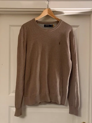 Ralph Lauren tröja - Fin tröja från Ralph Lauren! den är köpt i Norge från en secondhand och lappen inuti är avklippt, men den är äkta! Storlek M men den är lite utsträckt för smala folk med lite längre armar och överkropp! Någon fråga? Skicka ett PM!!!!!