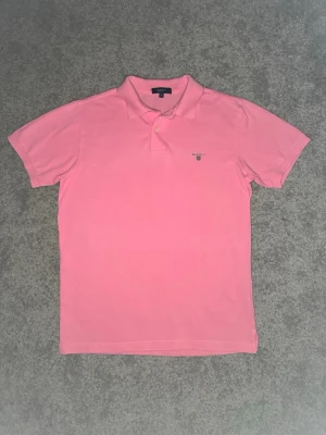 Rosa pikétröja från GANT - Snygg rosa pikétröja från GANT | skick 8/10 inga defekter | storlek EU M | tvättas och fräschas upp innan frakt | kontakta vid frågor och funderingar🤝