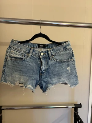 Blå jeansshorts från 157 - Säljer ett par blå jeansshorts från lager 157 