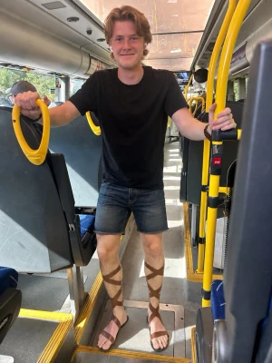 Bruna gladiatorsandaler med remmar - Säljer ett par bruna laidback gladiatorsandaler med långa remmar som snöras upp längs vaden PRISET ÄR INTE HUGGET I STEN 🪨 . Sandalerna har öppen tå och platt sula. Tillverkade i konstläder med klassisk design som sticker ut och passar perfekt året om.