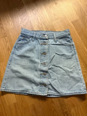 Jeanskjol  - Jätte söt jeanskjol med knappar ifrån Levis i storlek w25❤️ midjemått runt om: 64 cm, höftomkrets: 89 cm💕