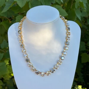 Halsband kristaller  - Halsband med blandade kristaller Aurora, Preciosa, Swarowski. Guldpläterad mässing. Färg, Crystal Velvet, Golden Honey och Honey. SS39 8mm stora kristaller. Längd 45cm inkl lås och förlängningskedja. Sista bilderna visar andra halsband som finns i lager som jag gjort. Jag skickar endast spårbart, samfraktar. Besök gärna mina övriga annonser.  Till mina smycken använder jag kristaller från Preciosa, Aurora och Swarowski.