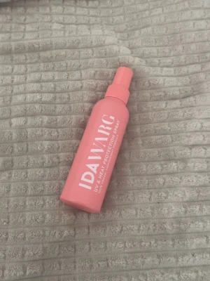 IDAWARG UV & Heat Protection Spray - Säljer en rosa sprayflaska från IDAWARG med UV- och värmeskydd för håret. Produkten är 100% vegansk och har en lätt formula. Perfekt för att skydda håret mot värmeverktyg och solens strålar. Den är aldrig använd så det finns massor kvar.