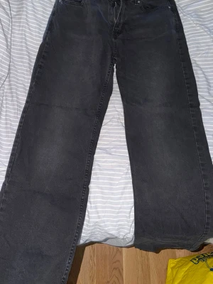 Svarta raka jeans med bred passform - Säljer ett par svarta jeans med rak passform. Fint skick. Samma här som på de tidigare jag la ut att jag ej är säker på vad storleken blir så jag har skrivit i 40 men ni ser den korrekta storleken på sista bilden. 