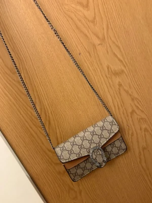 Beige Väska - Säljer en beige axelväska från precis som ny.