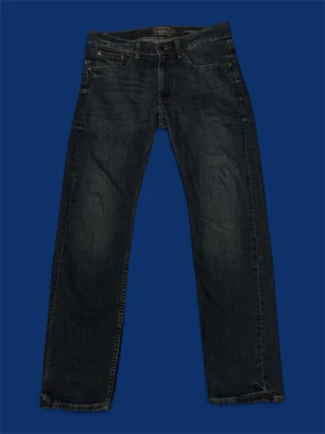 Dressman jeans 31/30 - Dressman jeans i storlek 31/30. Passformen är mer åt slim hållet än straight.                                  Hör av dig om du har funderingar.