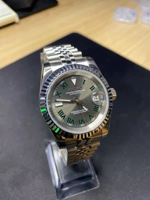 Seiko Mod Wimbledon Klocka - Säljer en Seiko Mod “Wimbledon” i silver. Klockan är använd men i fint skick och har mycket kvar att ge. Den klassiska Wimbledon-inspirerade urtavlan tillsammans med den stilrena designen gör den till en riktigt snygg klocka som passar både till vardags och mer uppklädda tillfällen.