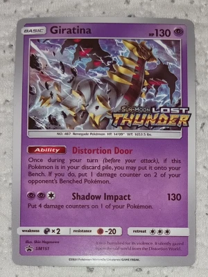 Pokémonkort Giratina Lost Thunder - Säljer ett Pokémonkort med Giratina från Sun & Moon Lost Thunder-serien. Kortet har lila ram, färgstark illustration och detaljer om attackerna Distortion Door och Shadow Impact. Perfekt för samlare eller dig som vill uppgradera din lek med en legendarisk Pokémon.