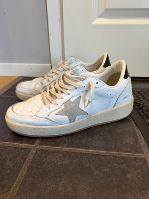 Golden Goose Ballstar2 Sneakers - Lite använda fast ändå mycket bra skick. Skavank på hälarna. Box följer med. Online kvitto finns också!