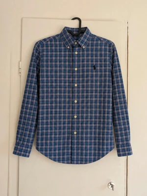 Ralph Lauren skjorta - Tjena! Jag säljer en riktigt snygg Ralph Lauren skjorta😁 Den är i mycket bra skick och har inga fläckar eller skador☺️ Den är självklart äkta✅ Skicka om du har några frågor och kolla gärna in min profil för andra billiga märkeskläder😄