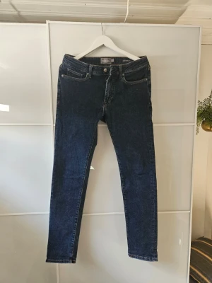 Mörkblå slim fit jeans Dressmann - Snygga mörkblå jeans från Dressmann i modellen slim fit. 