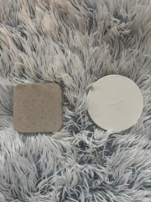 Två trådlösa laddare USB-C - Säljer två trådlösa laddare, en rund vit och en fyrkantig i beige tygmaterial. Båda har USB-C-port för laddning och passar till Qi-kompatibla enheter. Perfekt för smidig laddning utan sladdar på skrivbordet eller nattduksbordet. 2 för 90kr, 1 för 60kr