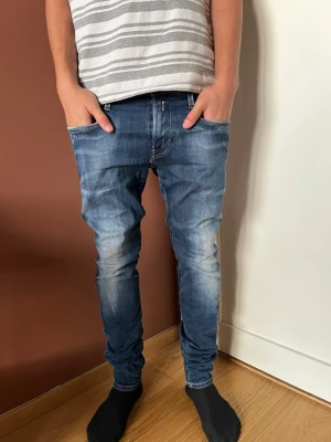 Replay Anbass Hyperflex - Slim Fit - Replay Anbass Hyperflex, storlek W30/L32, midja 37 cm, ytterbenslängd 100,5 cm, benöppning 15 cm                                                                Skick 9/10