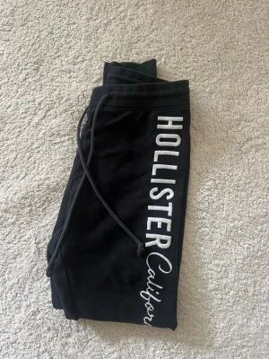 Svarta mjukisbyxor från Hollister - Säljer ett par snygga svarta mjukisbyxor från hollister. Väldigt bekväma då de är tunnare i materialet, sitter tight. Storlek S men små i storleken. 