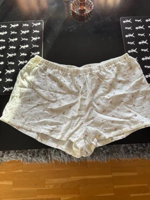 Pyjamas short - Söta pyjamas short i skönt material. helt nya, helt oanvända. säljer då de var fel storlek. nypris 175kr. pris går alltid att för handla vid snabb affär. postar samma dag som köpet går igenom. märke: hunkemöller