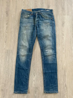 DonDup George Jeans - DonDup Jeans George fit Storlek: W34, (mindre i storlek, passar bäst på W31-32) Passform: Som ett perfekt par slim/skinny jeans. reparerad skada baktill med orange sömmar. Nypris: 2700 kr. 
