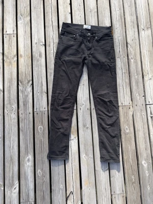 Svarta jeans Acne Studios - Säljer ett par svarta jeans från Acne Studios. Jeansen har klassisk femficksmodell, smal passform och normalhög midja. Tillverkade i mjukt denimtyg med stretch för extra komfort. Perfekta för en stilren och enkel look. Hör av er!🤩