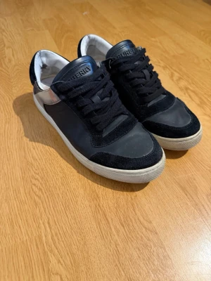 Burbury skor  - Säljer dessa riktigt feta burbury skor som är lite slitna men funkar väldigt bra ändå dom köptes för cirka 2 år sedan, dom är väldigt bra för utgång och passar bra med jeans dom är i storlek 40,5 men passar mig som har 41. Så hör gärna av er vid prisförslag eller funderingar🤝